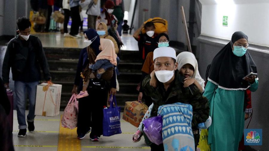 Suasana penumpang kereta api Sawunggalih yang baru saja tiba di Stasiun Pasar Senen, Jakarta, Rabu (19/5/2021). Berakhirnya masa larangan mudik oleh pemerintah sejak Senin (17/5/2021), Stasiun Pasar Senen mulai dipenuhi pemudik arus balik dengan keberangkatan dari Jawa Tengah dan Jawa Timur. Pantauan CNBC Indonesia pukul 15.00 WIB, suasana di area Stasiun Pasar Senen cukup ramai. Banyak penumpang yang berada di sekitar area stasiun. Suasana tersebut sama saat sebelum memasuki masa larangan mudik 6-17 Mei 2021. Di mana, para penumpang yang hendak memakai kereta api jarak jauh (KAJJ) terpantau ramai sehingga menyebabkan antrean tes GeNose di Stasiun Pasar Senen. Data penumpang tiba per Rabu 19/5 yaitu Kereta Api: 21, Penumpang 8.276.  (CNBC Indonesia/ Muhammad Sabki)