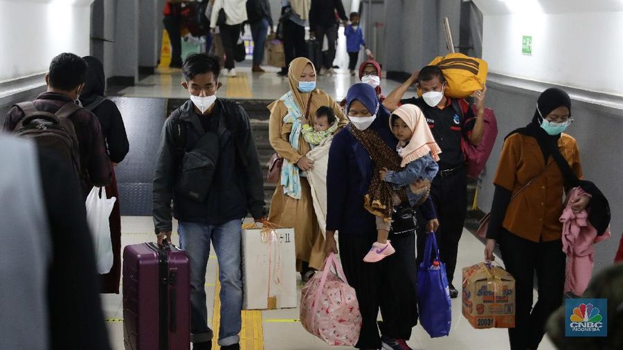 Suasana penumpang kereta api Sawunggalih yang baru saja tiba di Stasiun Pasar Senen, Jakarta, Rabu (19/5/2021). Berakhirnya masa larangan mudik oleh pemerintah sejak Senin (17/5/2021), Stasiun Pasar Senen mulai dipenuhi pemudik arus balik dengan keberangkatan dari Jawa Tengah dan Jawa Timur. Pantauan CNBC Indonesia pukul 15.00 WIB, suasana di area Stasiun Pasar Senen cukup ramai. Banyak penumpang yang berada di sekitar area stasiun. Suasana tersebut sama saat sebelum memasuki masa larangan mudik 6-17 Mei 2021. Di mana, para penumpang yang hendak memakai kereta api jarak jauh (KAJJ) terpantau ramai sehingga menyebabkan antrean tes GeNose di Stasiun Pasar Senen. Data penumpang tiba per Rabu 19/5 yaitu Kereta Api: 21, Penumpang 8.276.  (CNBC Indonesia/ Muhammad Sabki)