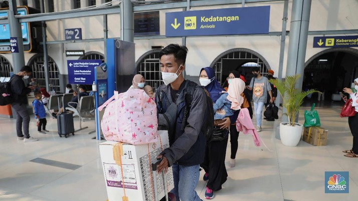 Penumpang Kereta Api Jarak Jauh di Stasiun Senen Suasana penumpang kereta api Sawunggalih yang baru saja tiba di Stasiun Pasar Senen, Jakarta, Rabu (19/5/2021). Berakhirnya masa larangan mudik oleh pemerintah sejak Senin (17/5/2021), Stasiun Pasar Senen mulai dipenuhi pemudik arus balik dengan keberangkatan dari Jawa Tengah dan Jawa Timur. Pantauan CNBC Indonesia pukul 15.00 WIB, suasana di area Stasiun Pasar Senen cukup ramai. Banyak penumpang yang berada di sekitar area stasiun. Suasana tersebut sama saat sebelum memasuki masa larangan mudik 6-17 Mei 2021. Di mana, para penumpang yang hendak memakai kereta api jarak jauh (KAJJ) terpantau ramai sehingga menyebabkan antrean tes GeNose di Stasiun Pasar Senen. Data penumpang tiba per Rabu 19/5 yaitu Kereta Api: 21, Penumpang 8.276. (CNBC Indonesia/ Muhammad Sabki)