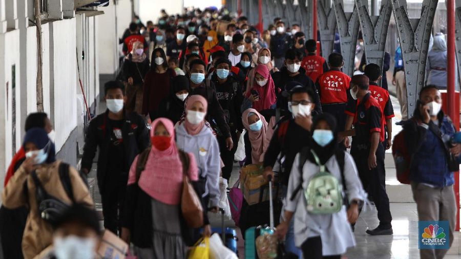 Suasana penumpang kereta api Sawunggalih yang baru saja tiba di Stasiun Pasar Senen, Jakarta, Rabu (19/5/2021). Berakhirnya masa larangan mudik oleh pemerintah sejak Senin (17/5/2021), Stasiun Pasar Senen mulai dipenuhi pemudik arus balik dengan keberangkatan dari Jawa Tengah dan Jawa Timur. Pantauan CNBC Indonesia pukul 15.00 WIB, suasana di area Stasiun Pasar Senen cukup ramai. Banyak penumpang yang berada di sekitar area stasiun. Suasana tersebut sama saat sebelum memasuki masa larangan mudik 6-17 Mei 2021. Di mana, para penumpang yang hendak memakai kereta api jarak jauh (KAJJ) terpantau ramai sehingga menyebabkan antrean tes GeNose di Stasiun Pasar Senen. Data penumpang tiba per Rabu 19/5 yaitu Kereta Api: 21, Penumpang 8.276. (CNBC Indonesia/ Muhammad Sabki)