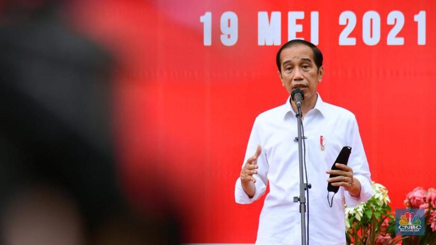 Presiden Joko Widodo Melakukan Peninjauan Vaksinasi Covid-19 di PT. Bintan Inti Industrial Estate, Kab. Bintan, 19 Mei 2021. (Biro Pers Sekretariat Presiden/Muchlis Jr )