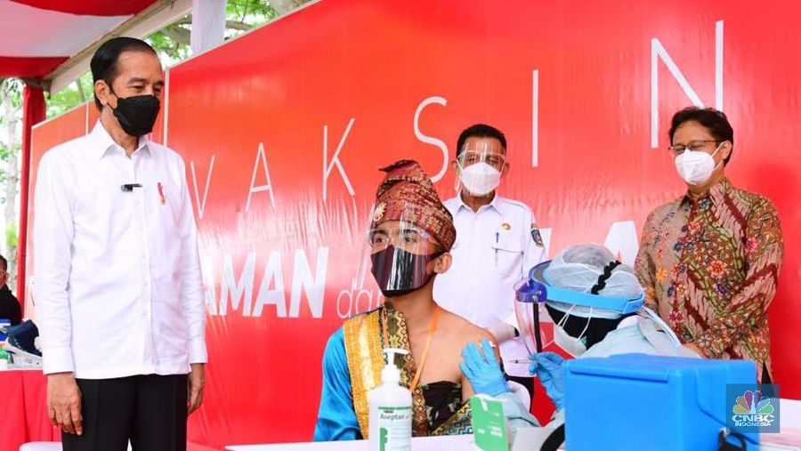 Presiden Joko Widodo Melakukan Peninjauan Vaksinasi Covid-19 di PT. Bintan Inti Industrial Estate, Kab. Bintan, 19 Mei 2021. (Biro Pers Sekretariat Presiden/Muchlis Jr )