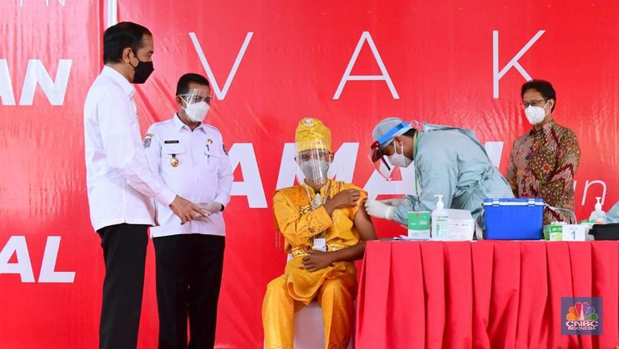 Presiden Joko Widodo Melakukan Peninjauan Vaksinasi Covid-19 di PT. Bintan Inti Industrial Estate, Kab. Bintan, 19 Mei 2021. (Biro Pers Sekretariat Presiden/Muchlis Jr )