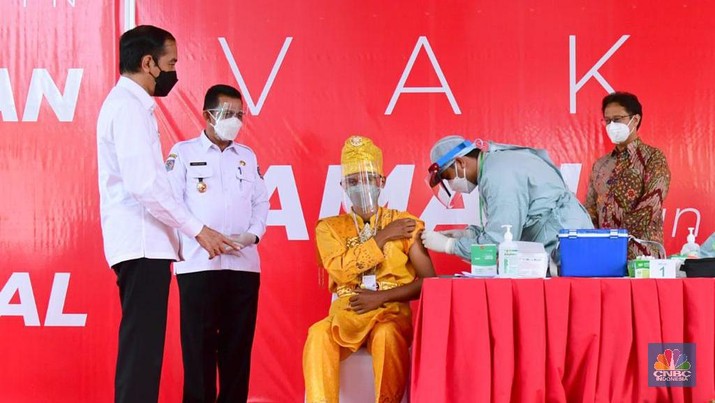 Presiden Joko Widodo Melakukan Peninjauan Vaksinasi Covid-19 di PT. Bintan Inti Industrial Estate, Kab. Bintan, 19 Mei 2021. (Biro Pers Sekretariat Presiden/Muchlis Jr )