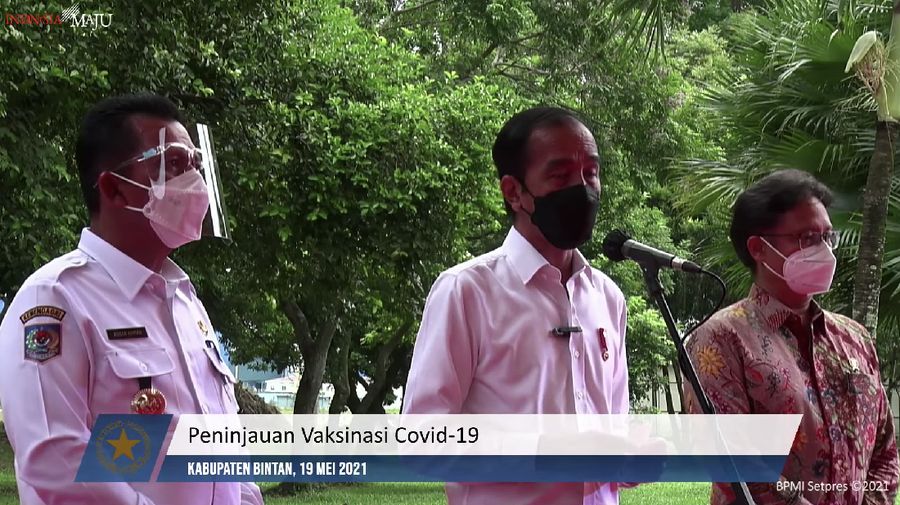 Presiden Joko Widodo Melakukan Peninjauan Vaksinasi Covid-19 di PT. Bintan Inti Industrial Estate, Kab. Bintan, 19 Mei 2021. (Tangkapan Layar Youtube Sekretariat Presiden)
