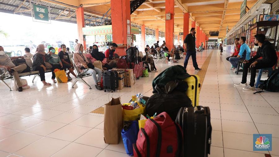 Petugas damkar menyemprot disinfektan kepada bus yang tiba dari daerah di terminal Kp Rambutan, Rabu, 19/5. Pasca berakhirnya peraturan larangan mudik Lebaran 2021, Terminal Kampung Rambutan kembali beroperasi melayani perjalanan ke luar kota dan ramai oleh penumpang tujuan Sumatra yang tidak kembali ke kampung halamannya pada Hari Raya Idul Fitri 1442 Hijriah lalu. Pantauan CNBC Indonesia pemudik dari luar Jabodetabek yang mulai berdatangan di terminal yang berlokasi di Kecamatan Ciracas, Jakarta Timur itu langsung disemprot disinfektan. Petugas juga melakukan tes rapid antigen secara acak bagi penumpang yang datang dari luar Jabodetabek. Pemandangan lain dilokasi keberangkatan juga ramai warga yang hendak pergi keluar kota. Terminal Kampung Rambutan menjadi salah satu terminal di Jakarta yang ditutup sementara selama periode larangan mudik Lebaran, 6-17 Mei 2021. Layanan bus antar kota antar provinsi (AKAP) tidak beroperasi selama periode tersebut.  (CNBC Indonesia/ Muhammad Sabki)
