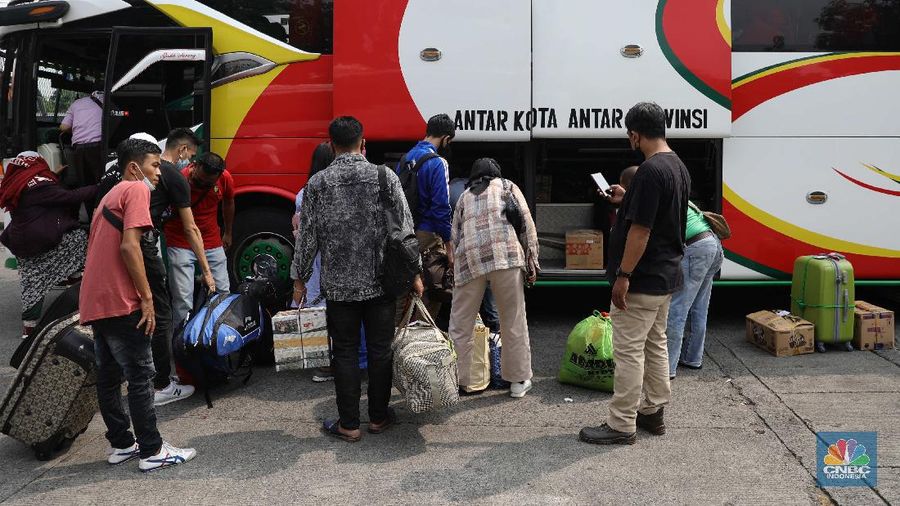 Petugas damkar menyemprot disinfektan kepada bus yang tiba dari daerah di terminal Kp Rambutan, Rabu, 19/5. Pasca berakhirnya peraturan larangan mudik Lebaran 2021, Terminal Kampung Rambutan kembali beroperasi melayani perjalanan ke luar kota dan ramai oleh penumpang tujuan Sumatra yang tidak kembali ke kampung halamannya pada Hari Raya Idul Fitri 1442 Hijriah lalu. Pantauan CNBC Indonesia pemudik dari luar Jabodetabek yang mulai berdatangan di terminal yang berlokasi di Kecamatan Ciracas, Jakarta Timur itu langsung disemprot disinfektan. Petugas juga melakukan tes rapid antigen secara acak bagi penumpang yang datang dari luar Jabodetabek. Pemandangan lain dilokasi keberangkatan juga ramai warga yang hendak pergi keluar kota. Terminal Kampung Rambutan menjadi salah satu terminal di Jakarta yang ditutup sementara selama periode larangan mudik Lebaran, 6-17 Mei 2021. Layanan bus antar kota antar provinsi (AKAP) tidak beroperasi selama periode tersebut.  (CNBC Indonesia/ Muhammad Sabki)