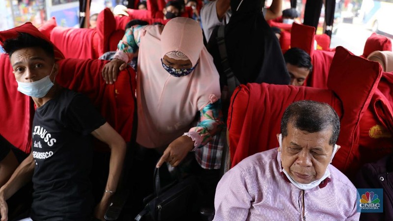 Petugas damkar menyemprot disinfektan kepada bus yang tiba dari daerah di terminal Kp Rambutan, Rabu, 19/5. Pasca berakhirnya peraturan larangan mudik Lebaran 2021, Terminal Kampung Rambutan kembali beroperasi melayani perjalanan ke luar kota dan ramai oleh penumpang tujuan Sumatra yang tidak kembali ke kampung halamannya pada Hari Raya Idul Fitri 1442 Hijriah lalu. Pantauan CNBC Indonesia pemudik dari luar Jabodetabek yang mulai berdatangan di terminal yang berlokasi di Kecamatan Ciracas, Jakarta Timur itu langsung disemprot disinfektan. Petugas juga melakukan tes rapid antigen secara acak bagi penumpang yang datang dari luar Jabodetabek. Pemandangan lain dilokasi keberangkatan juga ramai warga yang hendak pergi keluar kota. Terminal Kampung Rambutan menjadi salah satu terminal di Jakarta yang ditutup sementara selama periode larangan mudik Lebaran, 6-17 Mei 2021. Layanan bus antar kota antar provinsi (AKAP) tidak beroperasi selama periode tersebut.  (CNBC Indonesia/ Muhammad Sabki)