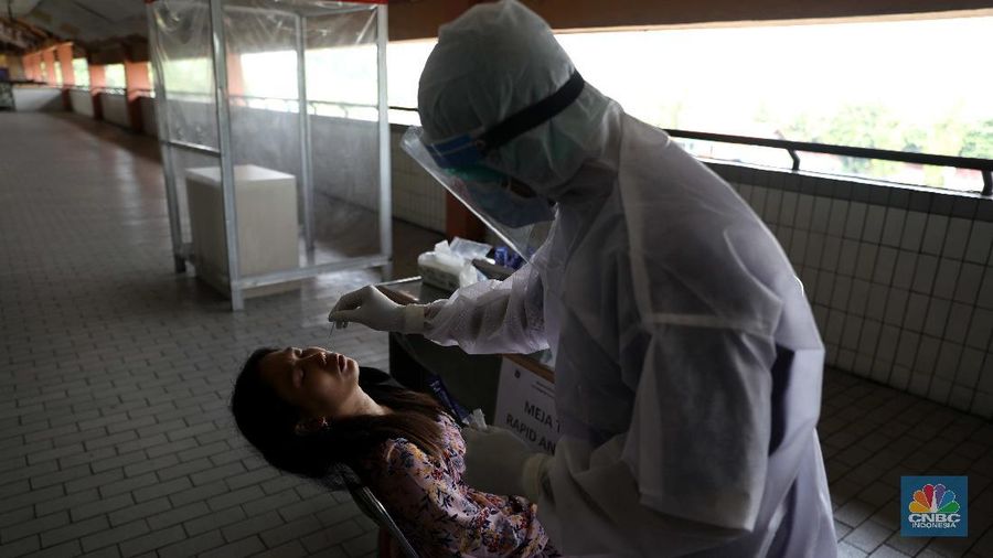 Petugas damkar menyemprot disinfektan kepada bus yang tiba dari daerah di terminal Kp Rambutan, Rabu, 19/5. Pasca berakhirnya peraturan larangan mudik Lebaran 2021, Terminal Kampung Rambutan kembali beroperasi melayani perjalanan ke luar kota dan ramai oleh penumpang tujuan Sumatra yang tidak kembali ke kampung halamannya pada Hari Raya Idul Fitri 1442 Hijriah lalu. Pantauan CNBC Indonesia pemudik dari luar Jabodetabek yang mulai berdatangan di terminal yang berlokasi di Kecamatan Ciracas, Jakarta Timur itu langsung disemprot disinfektan. Petugas juga melakukan tes rapid antigen secara acak bagi penumpang yang datang dari luar Jabodetabek. Pemandangan lain dilokasi keberangkatan juga ramai warga yang hendak pergi keluar kota. Terminal Kampung Rambutan menjadi salah satu terminal di Jakarta yang ditutup sementara selama periode larangan mudik Lebaran, 6-17 Mei 2021. Layanan bus antar kota antar provinsi (AKAP) tidak beroperasi selama periode tersebut.  (CNBC Indonesia/ Muhammad Sabki)
