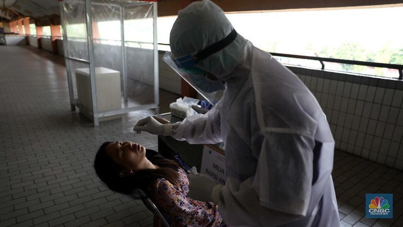 Petugas damkar menyemprot disinfektan kepada bus yang tiba dari daerah di terminal Kp Rambutan, Rabu, 19/5. Pasca berakhirnya peraturan larangan mudik Lebaran 2021, Terminal Kampung Rambutan kembali beroperasi melayani perjalanan ke luar kota dan ramai oleh penumpang tujuan Sumatra yang tidak kembali ke kampung halamannya pada Hari Raya Idul Fitri 1442 Hijriah lalu. Pantauan CNBC Indonesia pemudik dari luar Jabodetabek yang mulai berdatangan di terminal yang berlokasi di Kecamatan Ciracas, Jakarta Timur itu langsung disemprot disinfektan. Petugas juga melakukan tes rapid antigen secara acak bagi penumpang yang datang dari luar Jabodetabek. Pemandangan lain dilokasi keberangkatan juga ramai warga yang hendak pergi keluar kota. Terminal Kampung Rambutan menjadi salah satu terminal di Jakarta yang ditutup sementara selama periode larangan mudik Lebaran, 6-17 Mei 2021. Layanan bus antar kota antar provinsi (AKAP) tidak beroperasi selama periode tersebut.  (CNBC Indonesia/ Muhammad Sabki)