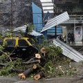 Tsunami Corona Belum Usai, India Dilanda Badai Topan