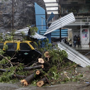 Tsunami Corona Belum Usai, India Dilanda Badai Topan