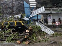 Tsunami Corona Belum Usai, India Dilanda Badai Topan