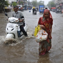 Tsunami Covid-19 Belum Selesai, India Malah Diterjang Topan