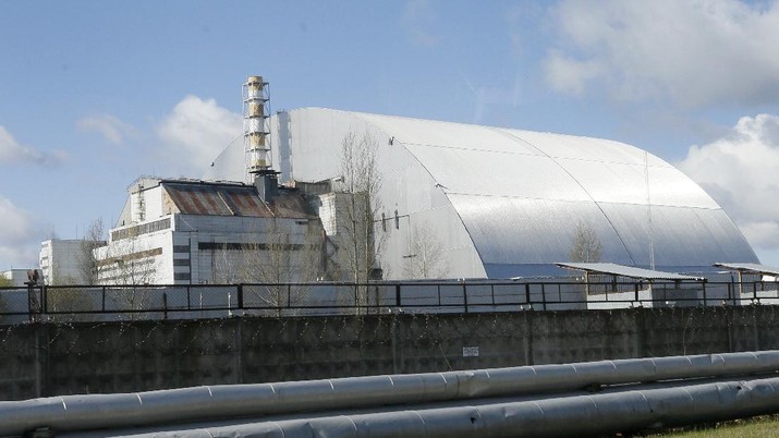 A shelter construction covers the exploded reactor at the Chernobyl nuclear plant, in Chernobyl,Ukraine, Tuesday, April 27, 2021. The Ukrainian authorities decided to use the deserted exclusion zone around the Chernobyl power plant to build a repository where Ukraine could store its nuclear waste for the next 100 years. (AP Photo/Efrem Lukatsky)
