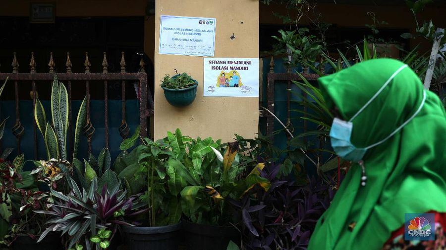 ‌Warga menjalani swab test PCR di kawasan RT 06/03 , Ciracas, Jakarta Timur, Kamis (20/Mei/2021). Sebanyak 24 warga atau delapan kepala keluarga (KK) di RT 06, RW 03, Kelurahan Ciracas, Jakarta Timur, terpapar Covid-19. Kawasan RT 03 langsung menerapkan lockdown atau Pengawasan Ketat Berskala Lokal (PKBL) di wilayah tersebut guna mencegah penyebaran Covid-19. Selama lockdown warga diwajibkan melaksanakan protokol kesehatan Covid-19 secara ketat dan dilarang keluar rumah apabila tidak ada keperluan mendesak. Pihaknya juga mengadakan swab test PCR massal warga setempat. Pihak kecamatan juga berkoordinasi dengan Dinas Sosial DKI Jakarta untuk memenuhi kebutuhan logistik warga RT tersebut. Delapan KK yang terpapar Covid-19 sebagian besar menjalani isolasi mandiri di Rumah Sakit Darurat Covid-19 Wisma Atlet Kemayoran. Pantauan CNBC Indonesia sejumlah warga terpaksa beraktifitas dari rumah. Okie yang keseharian nya menjadi badut di sekitar Ciracas terpaksa harus menahan diri dari rumah karena ada himbauan untuk tetap dirumah. 
