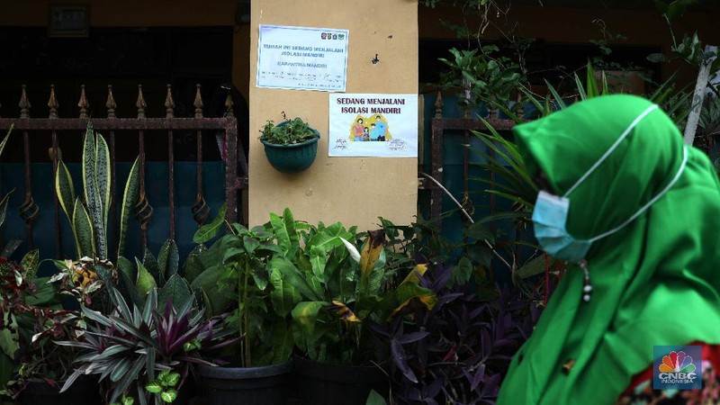 ‌Warga menjalani swab test PCR di kawasan RT 06/03 , Ciracas, Jakarta Timur, Kamis (20/Mei/2021). Sebanyak 24 warga atau delapan kepala keluarga (KK) di RT 06, RW 03, Kelurahan Ciracas, Jakarta Timur, terpapar Covid-19. Kawasan RT 03 langsung menerapkan lockdown atau Pengawasan Ketat Berskala Lokal (PKBL) di wilayah tersebut guna mencegah penyebaran Covid-19. Selama lockdown warga diwajibkan melaksanakan protokol kesehatan Covid-19 secara ketat dan dilarang keluar rumah apabila tidak ada keperluan mendesak. Pihaknya juga mengadakan swab test PCR massal warga setempat. Pihak kecamatan juga berkoordinasi dengan Dinas Sosial DKI Jakarta untuk memenuhi kebutuhan logistik warga RT tersebut. Delapan KK yang terpapar Covid-19 sebagian besar menjalani isolasi mandiri di Rumah Sakit Darurat Covid-19 Wisma Atlet Kemayoran. Pantauan CNBC Indonesia sejumlah warga terpaksa beraktifitas dari rumah. Okie yang keseharian nya menjadi badut di sekitar Ciracas terpaksa harus menahan diri dari rumah karena ada himbauan untuk tetap dirumah. 