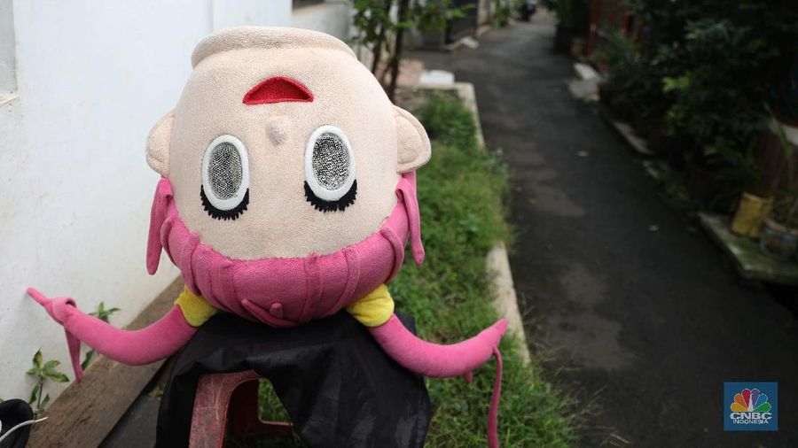 ‌Warga menjalani swab test PCR di kawasan RT 06/03 , Ciracas, Jakarta Timur, Kamis (20/Mei/2021). Sebanyak 24 warga atau delapan kepala keluarga (KK) di RT 06, RW 03, Kelurahan Ciracas, Jakarta Timur, terpapar Covid-19. Kawasan RT 03 langsung menerapkan lockdown atau Pengawasan Ketat Berskala Lokal (PKBL) di wilayah tersebut guna mencegah penyebaran Covid-19. Selama lockdown warga diwajibkan melaksanakan protokol kesehatan Covid-19 secara ketat dan dilarang keluar rumah apabila tidak ada keperluan mendesak. Pihaknya juga mengadakan swab test PCR massal warga setempat. Pihak kecamatan juga berkoordinasi dengan Dinas Sosial DKI Jakarta untuk memenuhi kebutuhan logistik warga RT tersebut. Delapan KK yang terpapar Covid-19 sebagian besar menjalani isolasi mandiri di Rumah Sakit Darurat Covid-19 Wisma Atlet Kemayoran. Pantauan CNBC Indonesia sejumlah warga terpaksa beraktifitas dari rumah. Okie yang keseharian nya menjadi badut di sekitar Ciracas terpaksa harus menahan diri dari rumah karena ada himbauan untuk tetap dirumah. 