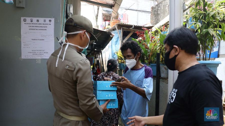 ‌Warga menjalani swab test PCR di kawasan RT 06/03 , Ciracas, Jakarta Timur, Kamis (20/Mei/2021). Sebanyak 24 warga atau delapan kepala keluarga (KK) di RT 06, RW 03, Kelurahan Ciracas, Jakarta Timur, terpapar Covid-19. Kawasan RT 03 langsung menerapkan lockdown atau Pengawasan Ketat Berskala Lokal (PKBL) di wilayah tersebut guna mencegah penyebaran Covid-19. Selama lockdown warga diwajibkan melaksanakan protokol kesehatan Covid-19 secara ketat dan dilarang keluar rumah apabila tidak ada keperluan mendesak. Pihaknya juga mengadakan swab test PCR massal warga setempat. Pihak kecamatan juga berkoordinasi dengan Dinas Sosial DKI Jakarta untuk memenuhi kebutuhan logistik warga RT tersebut. Delapan KK yang terpapar Covid-19 sebagian besar menjalani isolasi mandiri di Rumah Sakit Darurat Covid-19 Wisma Atlet Kemayoran. Pantauan CNBC Indonesia sejumlah warga terpaksa beraktifitas dari rumah. Okie yang keseharian nya menjadi badut di sekitar Ciracas terpaksa harus menahan diri dari rumah karena ada himbauan untuk tetap dirumah. 