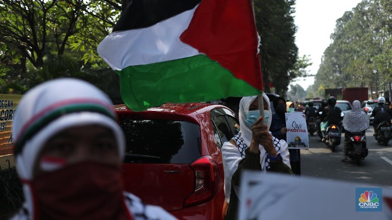 Aksi solidaritas dari Ikatan Da'i Indonesia (IKADI) di Kota Tangerang, Kamis (20/5/2021). Lebih dari ratusan massa aksi berbaris sepanjang 5km memakai atribut Palestina di Jl. KH. Hasyim Ashari.  (CNBC Indonesia/ Tri Susilo)
