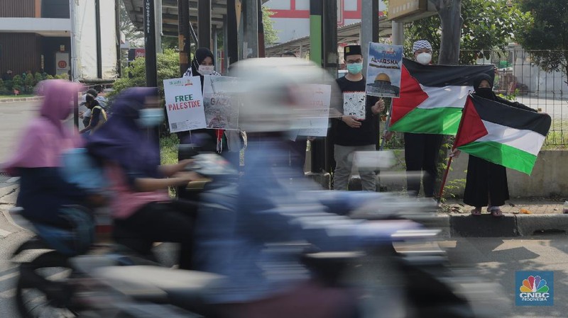 Aksi solidaritas dari Ikatan Da'i Indonesia (IKADI) di Kota Tangerang, Kamis (20/5/2021). Lebih dari ratusan massa aksi berbaris sepanjang 5km memakai atribut Palestina di Jl. KH. Hasyim Ashari.  (CNBC Indonesia/ Tri Susilo)