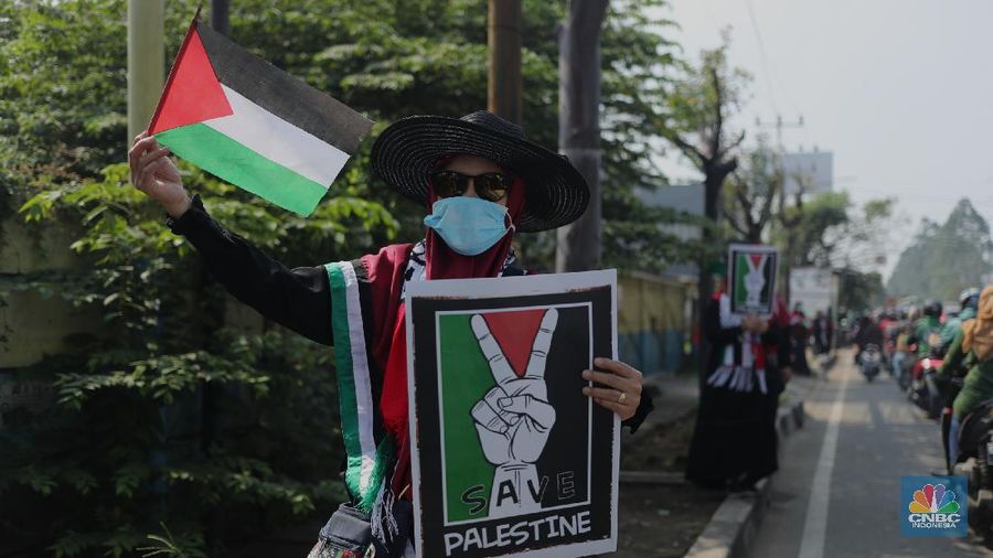 Aksi solidaritas dari Ikatan Da'i Indonesia (IKADI) di Kota Tangerang, Kamis (20/5/2021). Lebih dari ratusan massa aksi berbaris sepanjang 5km memakai atribut Palestina di Jl. KH. Hasyim Ashari.  (CNBC Indonesia/ Tri Susilo)