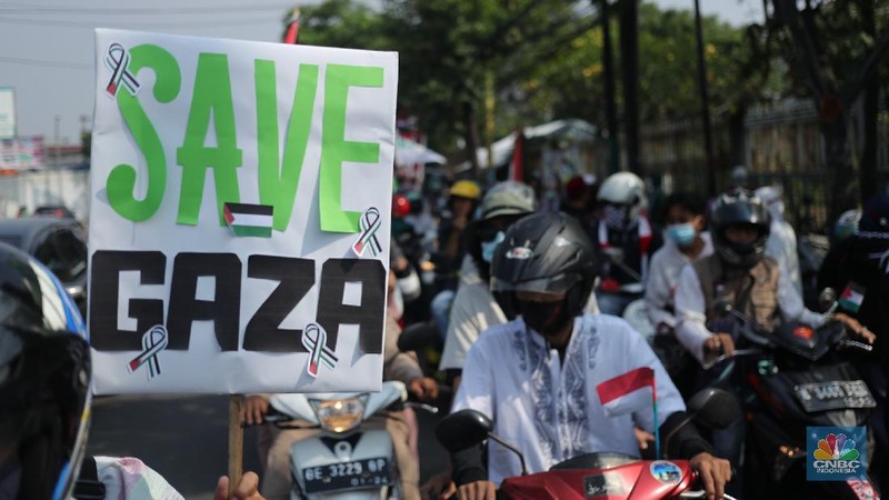 Aksi solidaritas dari Ikatan Da'i Indonesia (IKADI) di Kota Tangerang, Kamis (20/5/2021). Lebih dari ratusan massa aksi berbaris sepanjang 5km memakai atribut Palestina di Jl. KH. Hasyim Ashari.  (CNBC Indonesia/ Tri Susilo)