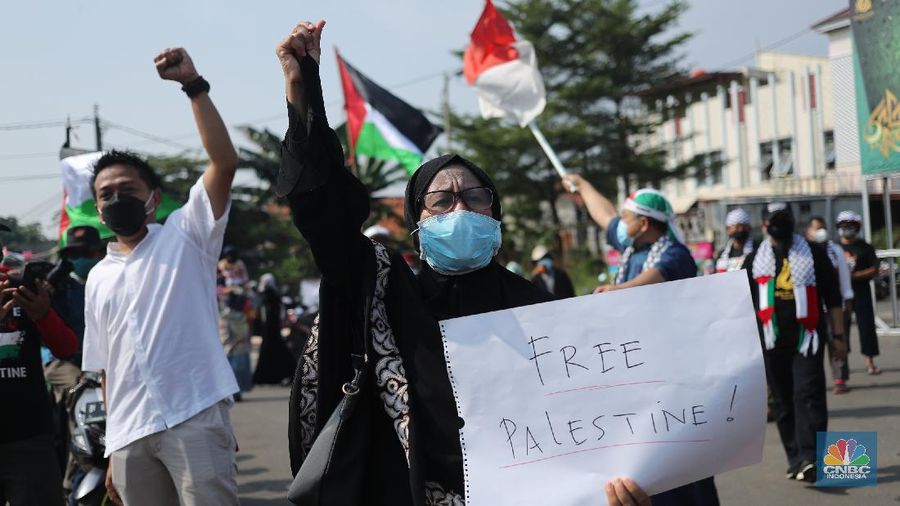Aksi solidaritas dari Ikatan Da'i Indonesia (IKADI) di Kota Tangerang, Kamis (20/5/2021). Lebih dari ratusan massa aksi berbaris sepanjang 5km memakai atribut Palestina di Jl. KH. Hasyim Ashari.  (CNBC Indonesia/ Tri Susilo)