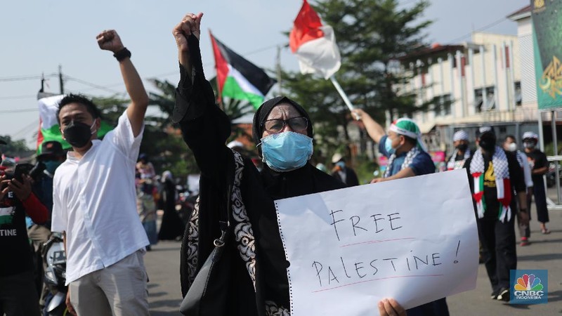 Aksi solidaritas dari Ikatan Da'i Indonesia (IKADI) di Kota Tangerang, Kamis (20/5/2021). Lebih dari ratusan massa aksi berbaris sepanjang 5km memakai atribut Palestina di Jl. KH. Hasyim Ashari.  (CNBC Indonesia/ Tri Susilo)