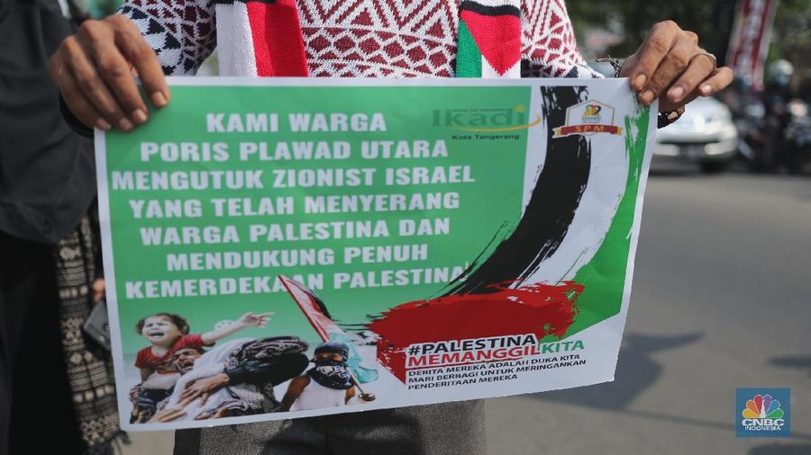 Aksi solidaritas dari Ikatan Da'i Indonesia (IKADI) di Kota Tangerang, Kamis (20/5/2021). Lebih dari ratusan massa aksi berbaris sepanjang 5km memakai atribut Palestina di Jl. KH. Hasyim Ashari.  (CNBC Indonesia/ Tri Susilo)
