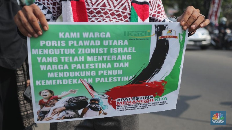 Aksi solidaritas dari Ikatan Da'i Indonesia (IKADI) di Kota Tangerang, Kamis (20/5/2021). Lebih dari ratusan massa aksi berbaris sepanjang 5km memakai atribut Palestina di Jl. KH. Hasyim Ashari.  (CNBC Indonesia/ Tri Susilo)
