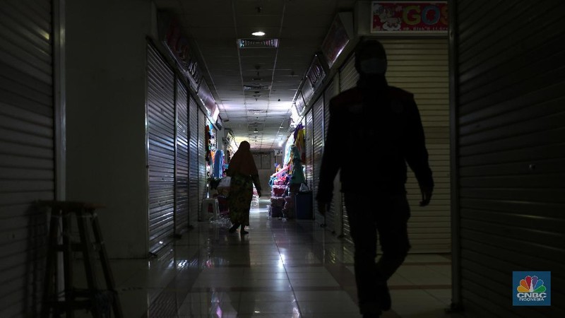 Pengunjung mencoba busana pakaian di Pasar Tanah Abang Blok B, Jakarta, Kamis (20/5/2021). Pasar Tanah Abang Blok A dan B kembali buka namun tidak banyak pengunjung usai tutup sementara pada 12-18 Mei 2021 lalu. Pantauan CNBC Indonesia masih banyak toko yang tutup di Blok A dan B dan aktifitas pengunjung juga tidak dibatasi oleh pihak pengelola.  (CNBC Indonesia/ Tri Susilo)