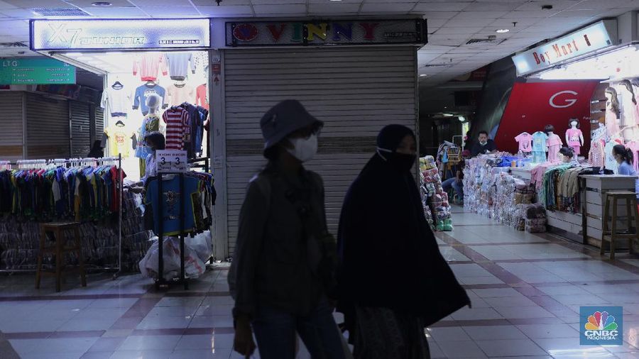 Pengunjung mencoba busana pakaian di Pasar Tanah Abang Blok B, Jakarta, Kamis (20/5/2021). Pasar Tanah Abang Blok A dan B kembali buka namun tidak banyak pengunjung usai tutup sementara pada 12-18 Mei 2021 lalu. Pantauan CNBC Indonesia masih banyak toko yang tutup di Blok A dan B dan aktifitas pengunjung juga tidak dibatasi oleh pihak pengelola.  (CNBC Indonesia/ Tri Susilo)