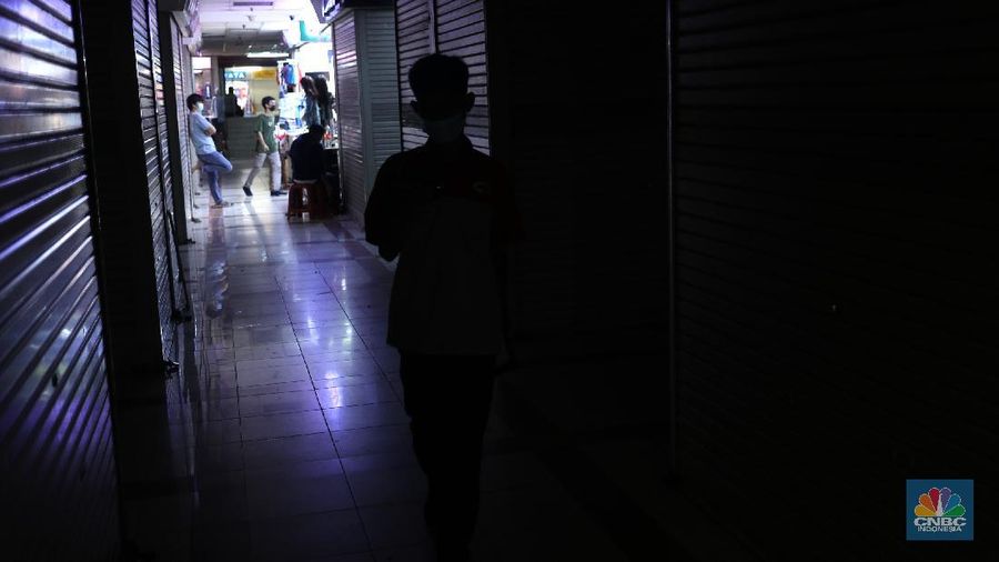 Pengunjung mencoba busana pakaian di Pasar Tanah Abang Blok B, Jakarta, Kamis (20/5/2021). Pasar Tanah Abang Blok A dan B kembali buka namun tidak banyak pengunjung usai tutup sementara pada 12-18 Mei 2021 lalu. Pantauan CNBC Indonesia masih banyak toko yang tutup di Blok A dan B dan aktifitas pengunjung juga tidak dibatasi oleh pihak pengelola.  (CNBC Indonesia/ Tri Susilo)