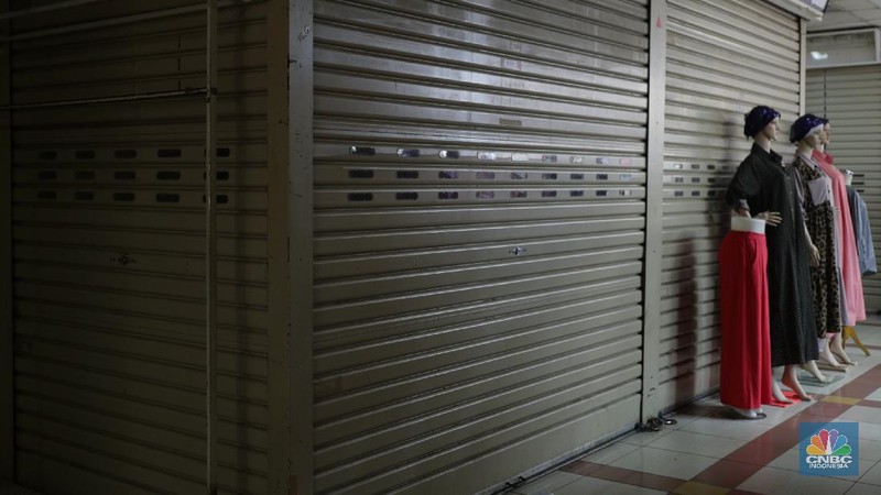 Pengunjung mencoba busana pakaian di Pasar Tanah Abang Blok B, Jakarta, Kamis (20/5/2021). Pasar Tanah Abang Blok A dan B kembali buka namun tidak banyak pengunjung usai tutup sementara pada 12-18 Mei 2021 lalu. Pantauan CNBC Indonesia masih banyak toko yang tutup di Blok A dan B dan aktifitas pengunjung juga tidak dibatasi oleh pihak pengelola.  (CNBC Indonesia/ Tri Susilo)