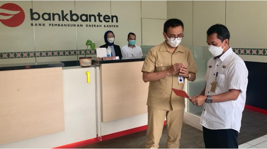 Direktur Utama Bank Banten Agus Syabarrudin berinteraksi dengan salah seorang Nasabah
ASN Provinsi Banten yang kembali mengaktifkan Rekeningnya di Bank Banten guna mempersiapkan pengelolaan RKUD Provinsi Banten di Bank Banten