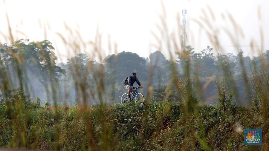 Sejumlah pengendara motor melintas jalan Bojonggede - Kemang dari ruas Kemang, Bogor, Jawa Barat, Kamis (20/5/2021). Jalan Bojonggede-Kemang di Bogor sudah bisa dilewati secara fungsional walau proyek belum 100 persen rampung. Meski sudah banyak di lewati namun Marka jalan di sepanjang jalan tersebut belum dipasang. Lampu dan penerangan jalan juga belum terpasang. Sejauh ini jalan sudah di beton halus sepanjang 5 Km dari wilayah Kemang sampai Nanggerang, tajur Halang. Jalan Bojonggede - Kemang ini akan didorong menjadi jalan nasional. Jalan ini akan menghubungkan jalan raya nasional, jalan raya Bogor dan jalan raya Parung.  (CNBC Indonesia/ Muhammad Sabki)