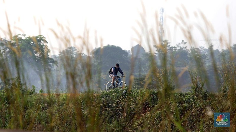 Sejumlah pengendara motor melintas jalan Bojonggede - Kemang dari ruas Kemang, Bogor, Jawa Barat, Kamis (20/5/2021). Jalan Bojonggede-Kemang di Bogor sudah bisa dilewati secara fungsional walau proyek belum 100 persen rampung. Meski sudah banyak di lewati namun Marka jalan di sepanjang jalan tersebut belum dipasang. Lampu dan penerangan jalan juga belum terpasang. Sejauh ini jalan sudah di beton halus sepanjang 5 Km dari wilayah Kemang sampai Nanggerang, tajur Halang. Jalan Bojonggede - Kemang ini akan didorong menjadi jalan nasional. Jalan ini akan menghubungkan jalan raya nasional, jalan raya Bogor dan jalan raya Parung.  (CNBC Indonesia/ Muhammad Sabki)