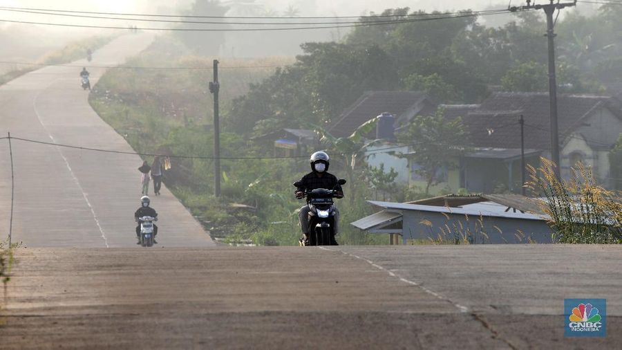 Sejumlah pengendara motor melintas jalan Bojonggede - Kemang dari ruas Kemang, Bogor, Jawa Barat, Kamis (20/5/2021). Jalan Bojonggede-Kemang di Bogor sudah bisa dilewati secara fungsional walau proyek belum 100 persen rampung. Meski sudah banyak di lewati namun Marka jalan di sepanjang jalan tersebut belum dipasang. Lampu dan penerangan jalan juga belum terpasang. Sejauh ini jalan sudah di beton halus sepanjang 5 Km dari wilayah Kemang sampai Nanggerang, tajur Halang. Jalan Bojonggede - Kemang ini akan didorong menjadi jalan nasional. Jalan ini akan menghubungkan jalan raya nasional, jalan raya Bogor dan jalan raya Parung.  (CNBC Indonesia/ Muhammad Sabki)
