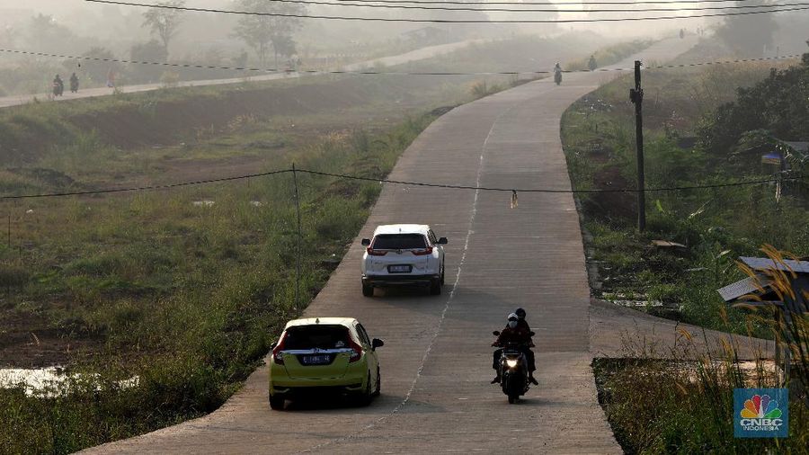 Sejumlah pengendara motor melintas jalan Bojonggede - Kemang dari ruas Kemang, Bogor, Jawa Barat, Kamis (20/5/2021). Jalan Bojonggede-Kemang di Bogor sudah bisa dilewati secara fungsional walau proyek belum 100 persen rampung. Meski sudah banyak di lewati namun Marka jalan di sepanjang jalan tersebut belum dipasang. Lampu dan penerangan jalan juga belum terpasang. Sejauh ini jalan sudah di beton halus sepanjang 5 Km dari wilayah Kemang sampai Nanggerang, tajur Halang. Jalan Bojonggede - Kemang ini akan didorong menjadi jalan nasional. Jalan ini akan menghubungkan jalan raya nasional, jalan raya Bogor dan jalan raya Parung.  (CNBC Indonesia/ Muhammad Sabki)