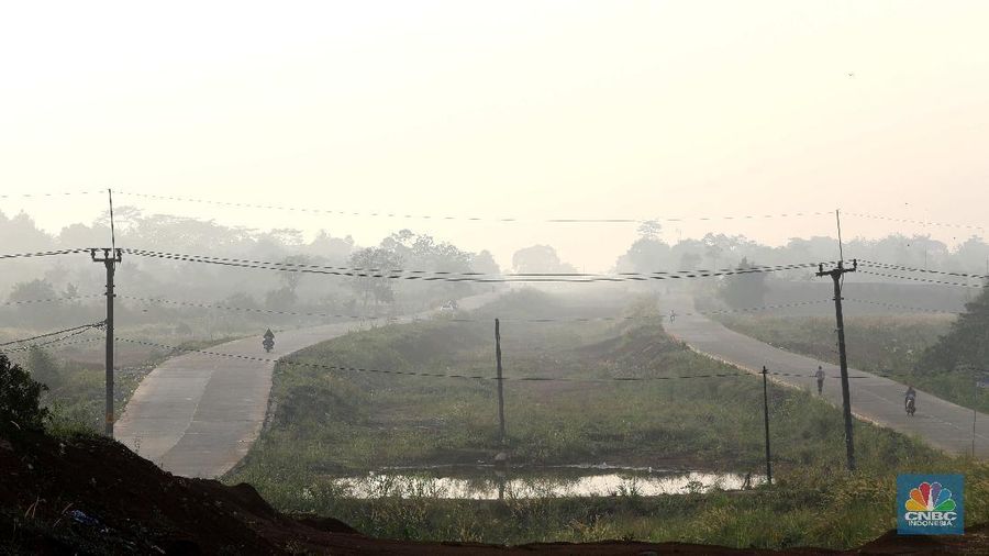 Sejumlah pengendara motor melintas jalan Bojonggede - Kemang dari ruas Kemang, Bogor, Jawa Barat, Kamis (20/5/2021). Jalan Bojonggede-Kemang di Bogor sudah bisa dilewati secara fungsional walau proyek belum 100 persen rampung. Meski sudah banyak di lewati namun Marka jalan di sepanjang jalan tersebut belum dipasang. Lampu dan penerangan jalan juga belum terpasang. Sejauh ini jalan sudah di beton halus sepanjang 5 Km dari wilayah Kemang sampai Nanggerang, tajur Halang. Jalan Bojonggede - Kemang ini akan didorong menjadi jalan nasional. Jalan ini akan menghubungkan jalan raya nasional, jalan raya Bogor dan jalan raya Parung.  (CNBC Indonesia/ Muhammad Sabki)