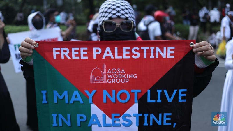Aksi bela Pelastina di Kedubes Amerika Serikat, Jakarta, Jumat (21/5/2021). Ratusan orang melakukan aksi unjuk rasa mendukung Palestina di depan Kedutaan Besar Amerika Serikat. Pantauan CNBC Indonesia demostran menuntut agar pemerintah segera mengambil sikap tegastegas dalam penyerangan ini.    (CNBC Indonesia/ Tri Susilo)