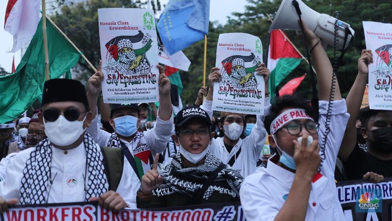 Aksi bela Pelastina di Kedubes Amerika Serikat, Jakarta, Jumat (21/5/2021). Ratusan orang melakukan aksi unjuk rasa mendukung Palestina di depan Kedutaan Besar Amerika Serikat. Pantauan CNBC Indonesia demostran menuntut agar pemerintah segera mengambil sikap tegastegas dalam penyerangan ini.    (CNBC Indonesia/ Tri Susilo)