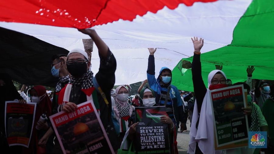 Aksi bela Pelastina di Kedubes Amerika Serikat, Jakarta, Jumat (21/5/2021). Ratusan orang melakukan aksi unjuk rasa mendukung Palestina di depan Kedutaan Besar Amerika Serikat. Pantauan CNBC Indonesia demostran menuntut agar pemerintah segera mengambil sikap tegastegas dalam penyerangan ini.    (CNBC Indonesia/ Tri Susilo)