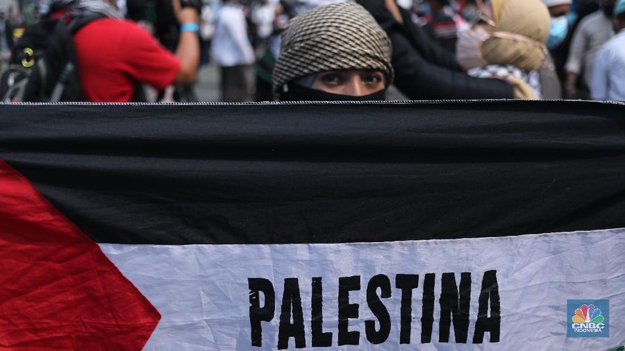 Aksi bela Pelastina di Kedubes Amerika Serikat, Jakarta, Jumat (21/5/2021). Ratusan orang melakukan aksi unjuk rasa mendukung Palestina di depan Kedutaan Besar Amerika Serikat. Pantauan ²©²ÊÍøÕ¾ demostran menuntut agar pemerintah segera mengambil sikap tegastegas dalam penyerangan ini. (²©²ÊÍøÕ¾/ Tri Susilo)