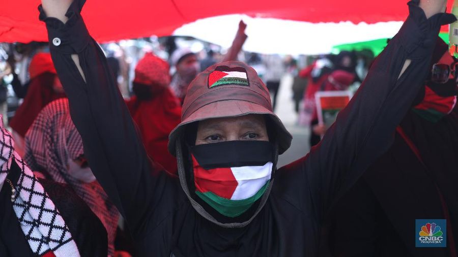 Aksi bela Pelastina di Kedubes Amerika Serikat, Jakarta, Jumat (21/5/2021). Ratusan orang melakukan aksi unjuk rasa mendukung Palestina di depan Kedutaan Besar Amerika Serikat. Pantauan CNBC Indonesia demostran menuntut agar pemerintah segera mengambil sikap tegastegas dalam penyerangan ini.    (CNBC Indonesia/ Tri Susilo)
