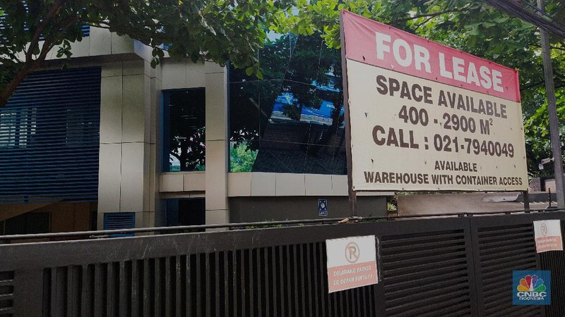 Suasana Gedung dan Perhotelan di kawasan Jakarta yang dipasang spanduk di jual, Jakarta, Jumat (21/5/2021). Pengusaha di sektor perhotelan mulai angkat tangan dengan pandemi Covid-19 yang belum diketahui selesai kapan. Mereka bukan hanya menutup operasional, namun hingga menjual aset properti. Pantauan CNBC Indonesia dilapangan petugas keamanan yang tidak mau disebutkan namanya mengatakan 