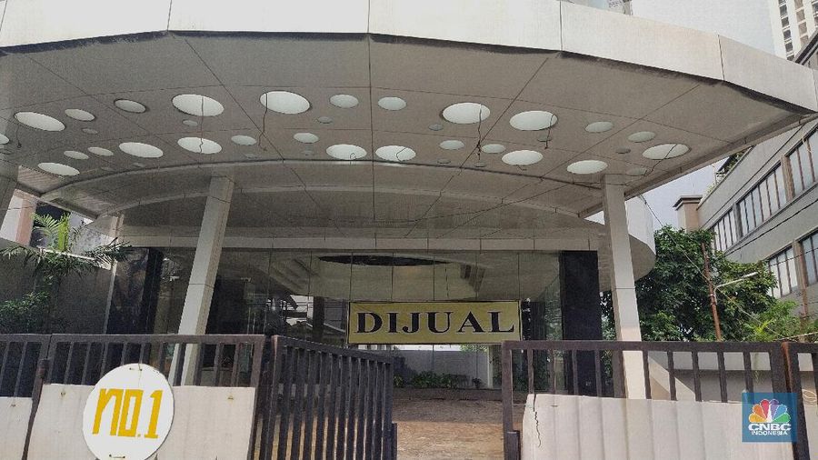 Suasana Gedung dan Perhotelan di kawasan Jakarta yang dipasang spanduk di jual, Jakarta, Jumat (21/5/2021). Pengusaha di sektor perhotelan mulai angkat tangan dengan pandemi Covid-19 yang belum diketahui selesai kapan. Mereka bukan hanya menutup operasional, namun hingga menjual aset properti. Pantauan CNBC Indonesia dilapangan petugas keamanan yang tidak mau disebutkan namanya mengatakan 