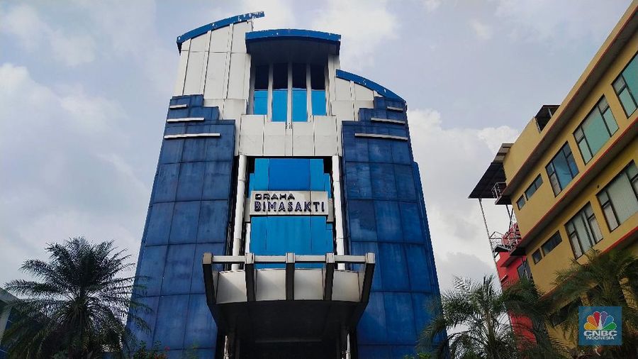 Suasana Gedung dan Perhotelan di kawasan Jakarta yang dipasang spanduk di jual, Jakarta, Jumat (21/5/2021). Pengusaha di sektor perhotelan mulai angkat tangan dengan pandemi Covid-19 yang belum diketahui selesai kapan. Mereka bukan hanya menutup operasional, namun hingga menjual aset properti. Pantauan CNBC Indonesia dilapangan petugas keamanan yang tidak mau disebutkan namanya mengatakan 