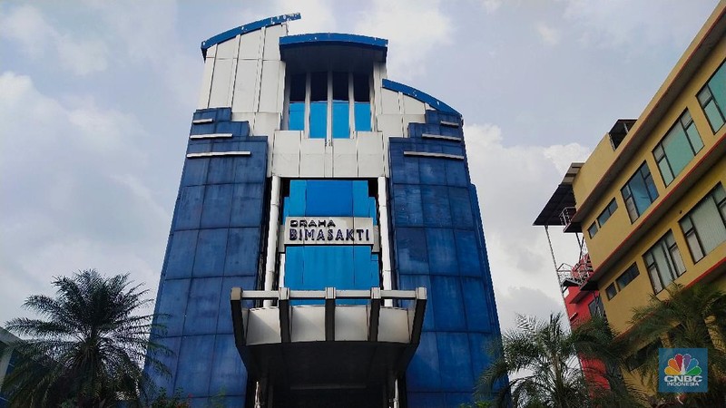 Suasana Gedung dan Perhotelan di kawasan Jakarta yang dipasang spanduk di jual, Jakarta, Jumat (21/5/2021). Pengusaha di sektor perhotelan mulai angkat tangan dengan pandemi Covid-19 yang belum diketahui selesai kapan. Mereka bukan hanya menutup operasional, namun hingga menjual aset properti. Pantauan CNBC Indonesia dilapangan petugas keamanan yang tidak mau disebutkan namanya mengatakan 